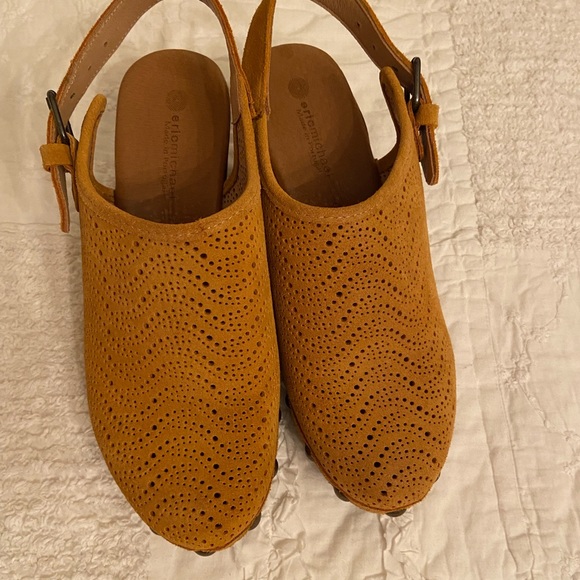 Eric Michael Julia Mustard Yellow Suede Platform Clogs - Picture 3 of 7